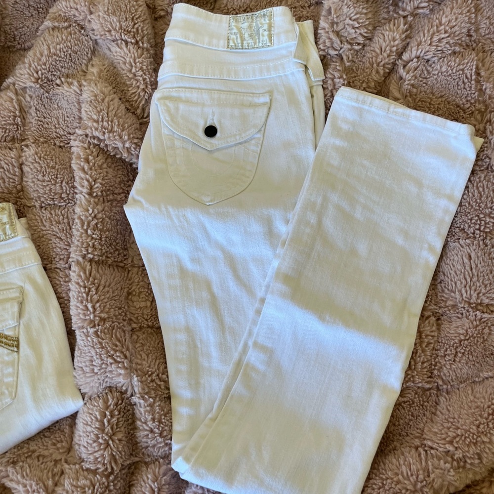 True religion jeans. Size 26. Silver stitching on back pockets.